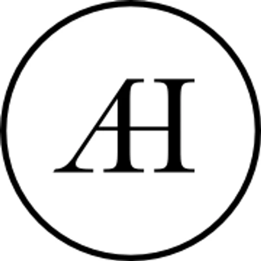 شعار Axel Hotels